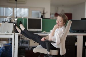 Ergonomische Bürodrehstühle und Chefzimmer-Schreibtische: Komfort und Stil für das Management